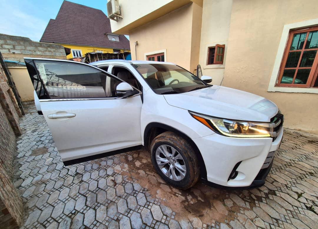 
								Distress Sale!!! Extremely Clean 2016 Toyota Highlander XLE Sunroof Keyless @ 16.8M Abuja deal… full									