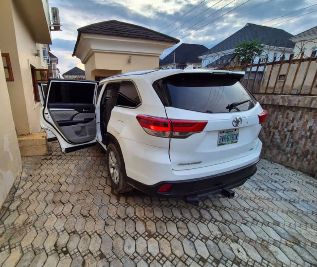 
								Distress Sale!!! Extremely Clean 2016 Toyota Highlander XLE Sunroof Keyless @ 16.8M Abuja deal… full									