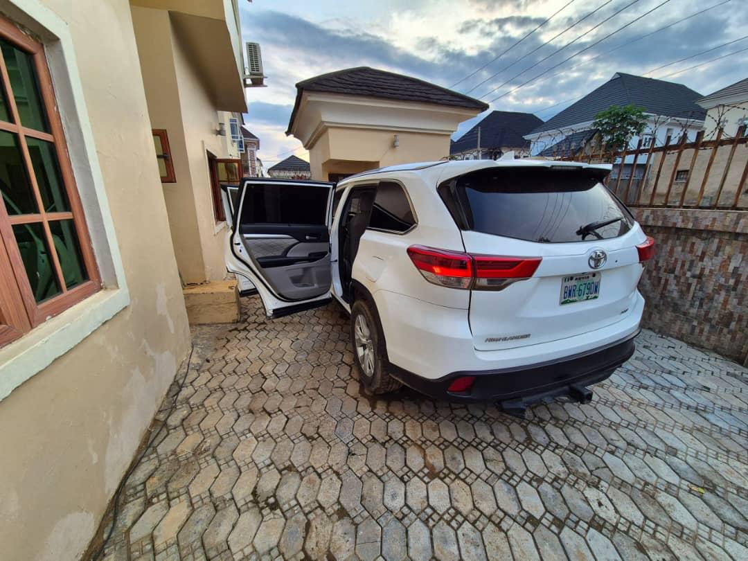 
								Distress Sale!!! Extremely Clean 2016 Toyota Highlander XLE Sunroof Keyless @ 16.8M Abuja deal… full									