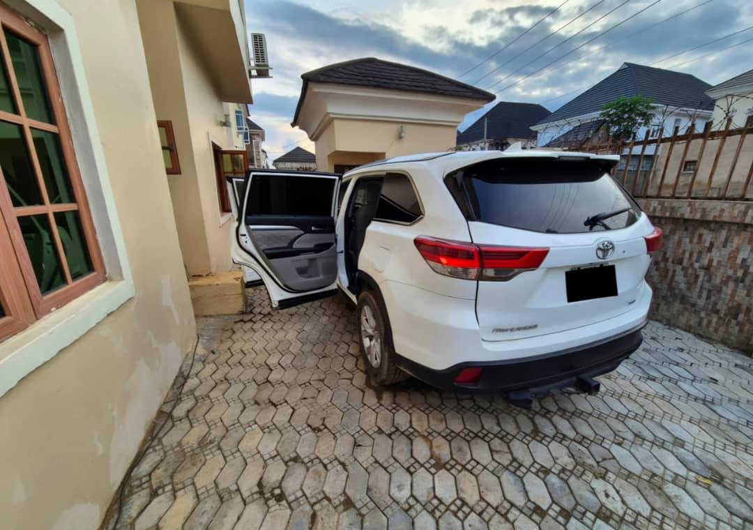 
								Distress Sale!!! Extremely Clean 2016 Toyota Highlander XLE Sunroof Keyless @ 16.8M Abuja deal… full									