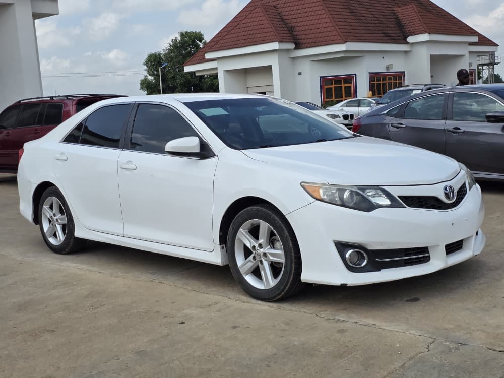 
								EXTREMELY SHARP  GRADE FOREIGN USED 2014 TOYOTA CAMRY SE, MINT INTERIOR, NO SINGLE 9JA PAINT WITH UNTAMPARED ENGINE ND GEAR.GOING FOR JUST 13.5M ONLY Alhawa full									