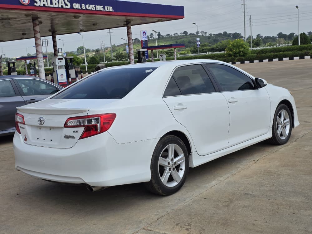 
								EXTREMELY SHARP  GRADE FOREIGN USED 2014 TOYOTA CAMRY SE, MINT INTERIOR, NO SINGLE 9JA PAINT WITH UNTAMPARED ENGINE ND GEAR.GOING FOR JUST 13.5M ONLY Alhawa full									