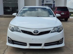 EXTREMELY SHARP  GRADE FOREIGN USED 2014 TOYOTA CAMRY SE, MINT INTERIOR, NO SINGLE 9JA PAINT WITH UNTAMPARED ENGINE ND GEAR.GOING FOR JUST 13.5M ONLY Alhawa