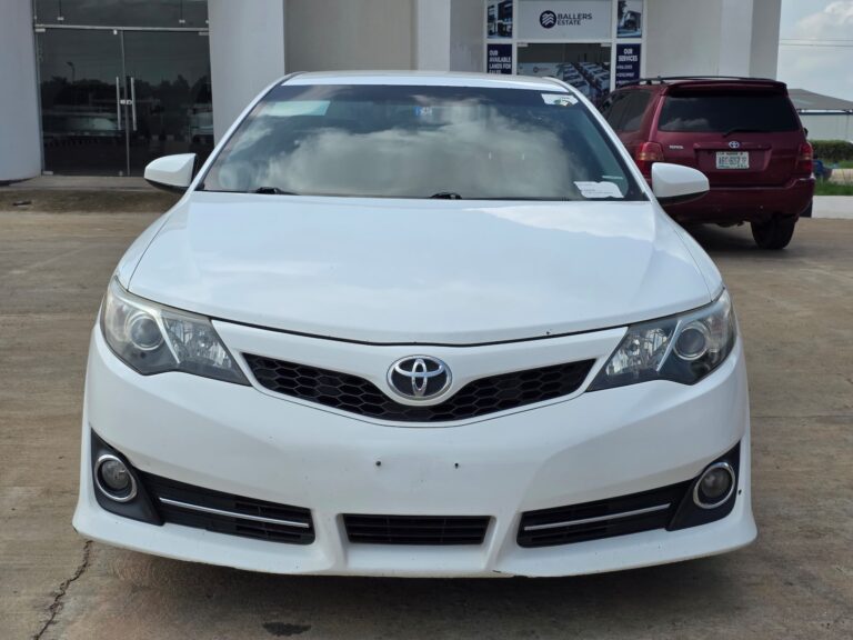EXTREMELY SHARP  GRADE FOREIGN USED 2014 TOYOTA CAMRY SE, MINT INTERIOR, NO SINGLE 9JA PAINT WITH UNTAMPARED ENGINE ND GEAR.GOING FOR JUST 13.5M ONLY Alhawa