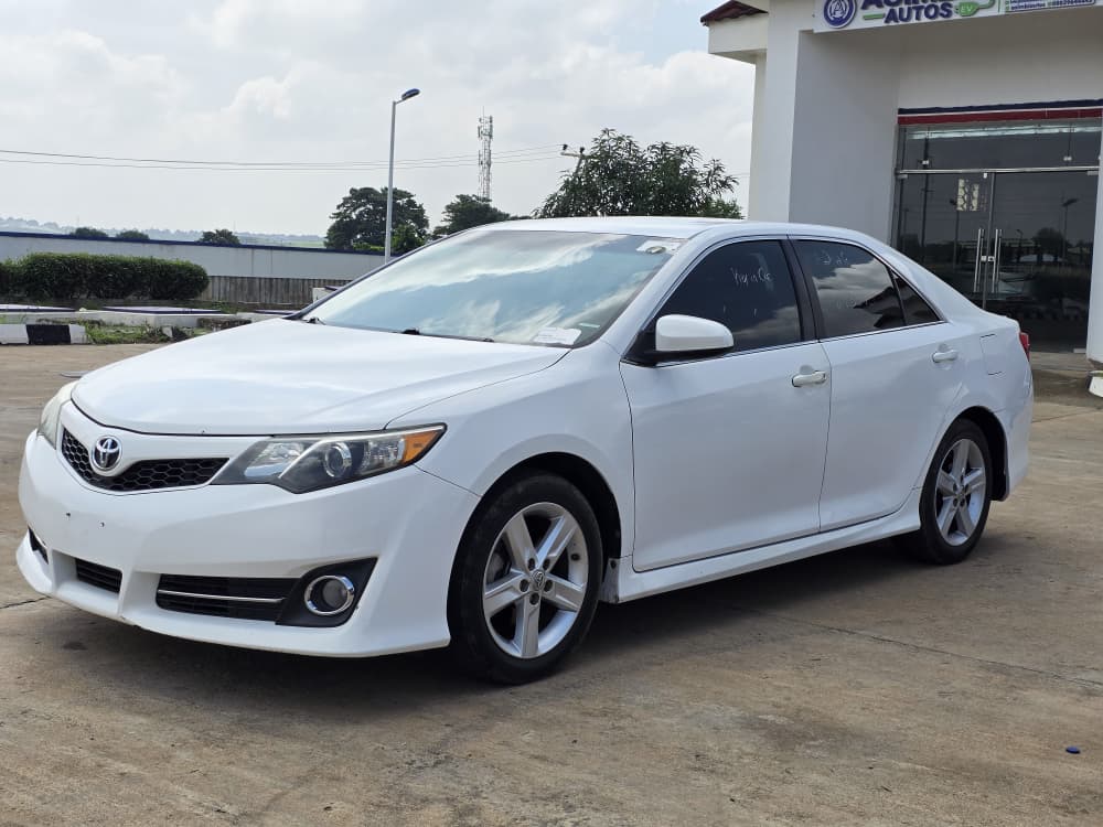 
								EXTREMELY SHARP  GRADE FOREIGN USED 2014 TOYOTA CAMRY SE, MINT INTERIOR, NO SINGLE 9JA PAINT WITH UNTAMPARED ENGINE ND GEAR.GOING FOR JUST 13.5M ONLY Alhawa full									