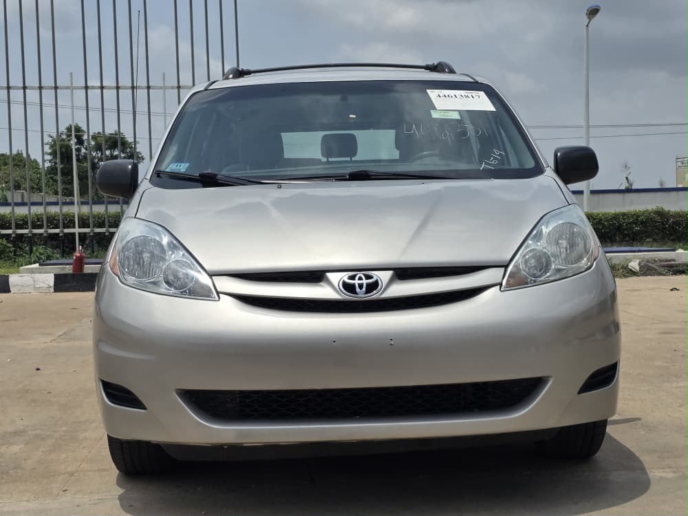 
								Awoof Deal: pure accident free Direct Belgium 2006 Toyota Sienna LE with August 2026 Duty, Untampered Engine and Gear super clean interior going for just 9.8m only. Na pump price full									