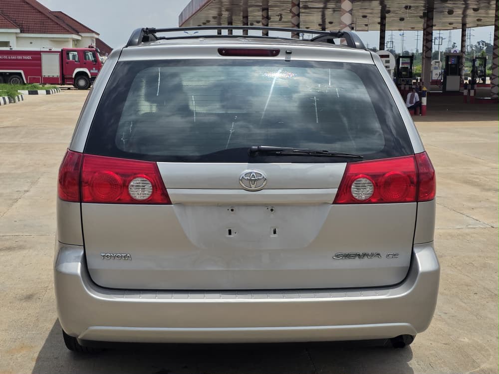
								Awoof Deal: pure accident free Direct Belgium 2006 Toyota Sienna LE with August 2026 Duty, Untampered Engine and Gear super clean interior going for just 9.8m only. Na pump price full									