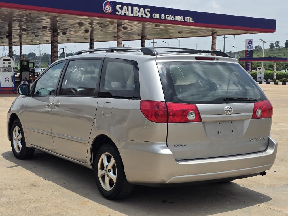 
								Awoof Deal: pure accident free Direct Belgium 2006 Toyota Sienna LE with August 2026 Duty, Untampered Engine and Gear super clean interior going for just 9.8m only. Na pump price full									