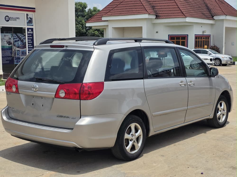 
								Awoof Deal: pure accident free Direct Belgium 2006 Toyota Sienna LE with August 2026 Duty, Untampered Engine and Gear super clean interior going for just 9.8m only. Na pump price full									
