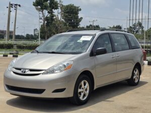 Awoof Deal: pure accident free Direct Belgium 2006 Toyota Sienna LE with August 2026 Duty, Untampered Engine and Gear super clean interior going for just 9.8m only. Na pump price