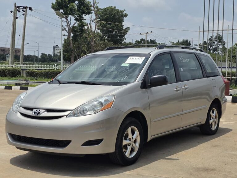 Awoof Deal: pure accident free Direct Belgium 2006 Toyota Sienna LE with August 2026 Duty, Untampered Engine and Gear super clean interior going for just 9.8m only. Na pump price