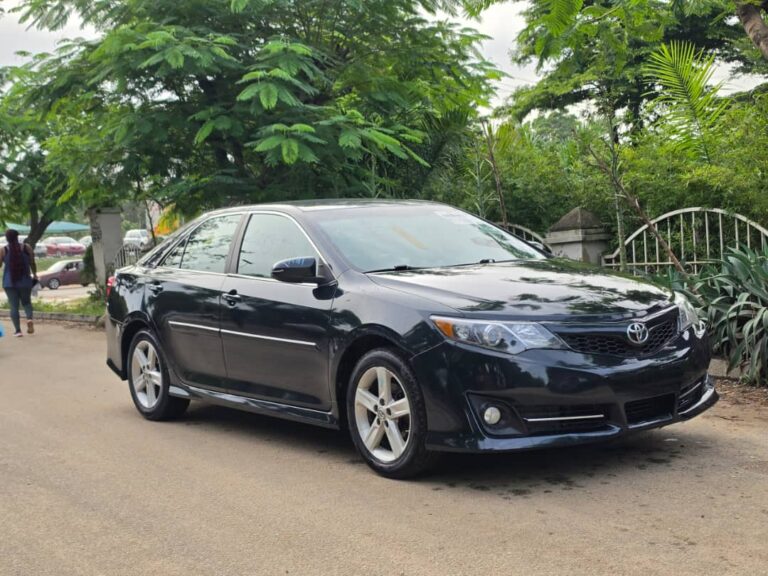 QUICKEST SWEET DEAL:  EXTREMELY SHARP HIGEHST GRADE FOREIGN USED 2014 ON BELT TOYOTA CAMRY SE WITH MINT INTERIOR, NO SINGLE 9JA PAINT WITH UNTAMPARED ENGINE ND GEAR.GOING FOR JUST 13.8M. NO SUNROOF