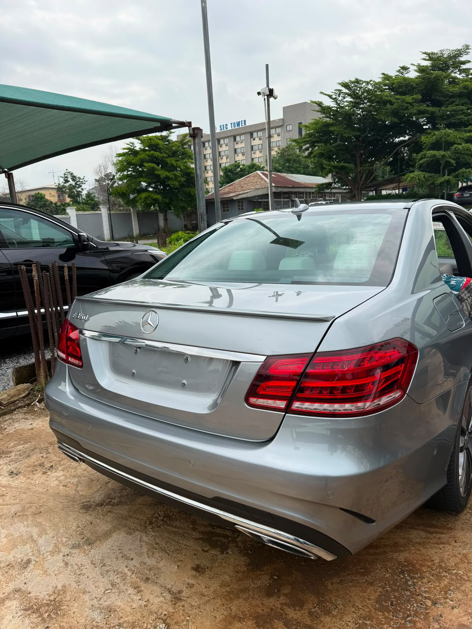 
								Distress Distress Distress 🔥🔥🔥🔥🔥🔥🔥🔥🔥🔥🔥🔥🔥  Foreign used 2014 Mercedes Benz E350  With original custom duty  Clean interior  Going for 15m  Abuja deal full									