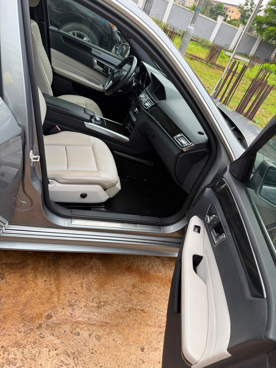 
								Distress Distress Distress 🔥🔥🔥🔥🔥🔥🔥🔥🔥🔥🔥🔥🔥  Foreign used 2014 Mercedes Benz E350  With original custom duty  Clean interior  Going for 15m  Abuja deal full									