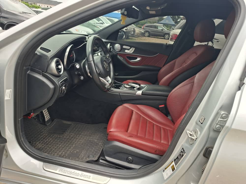 
								Super clean and accident free 2016 Mercedes-Benz c400 full otpion in topnotch condition selling for 36m Abuja-Deal full									