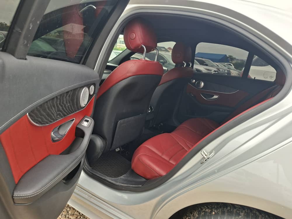 
								Super clean and accident free 2016 Mercedes-Benz c400 full otpion in topnotch condition selling for 36m Abuja-Deal full									