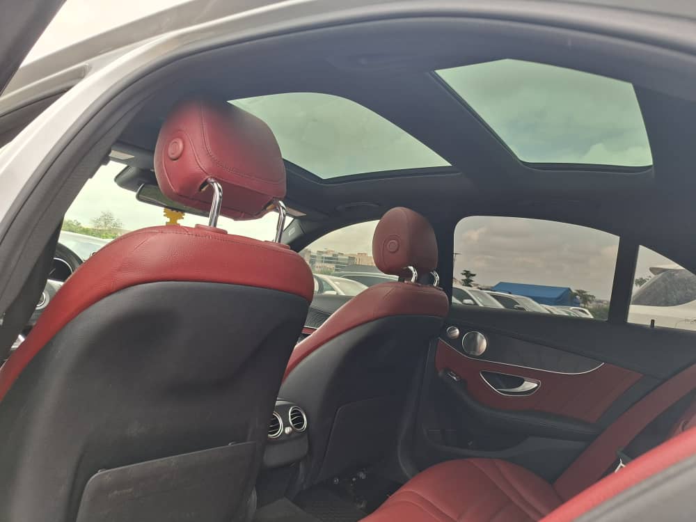 
								Super clean and accident free 2016 Mercedes-Benz c400 full otpion in topnotch condition selling for 36m Abuja-Deal full									