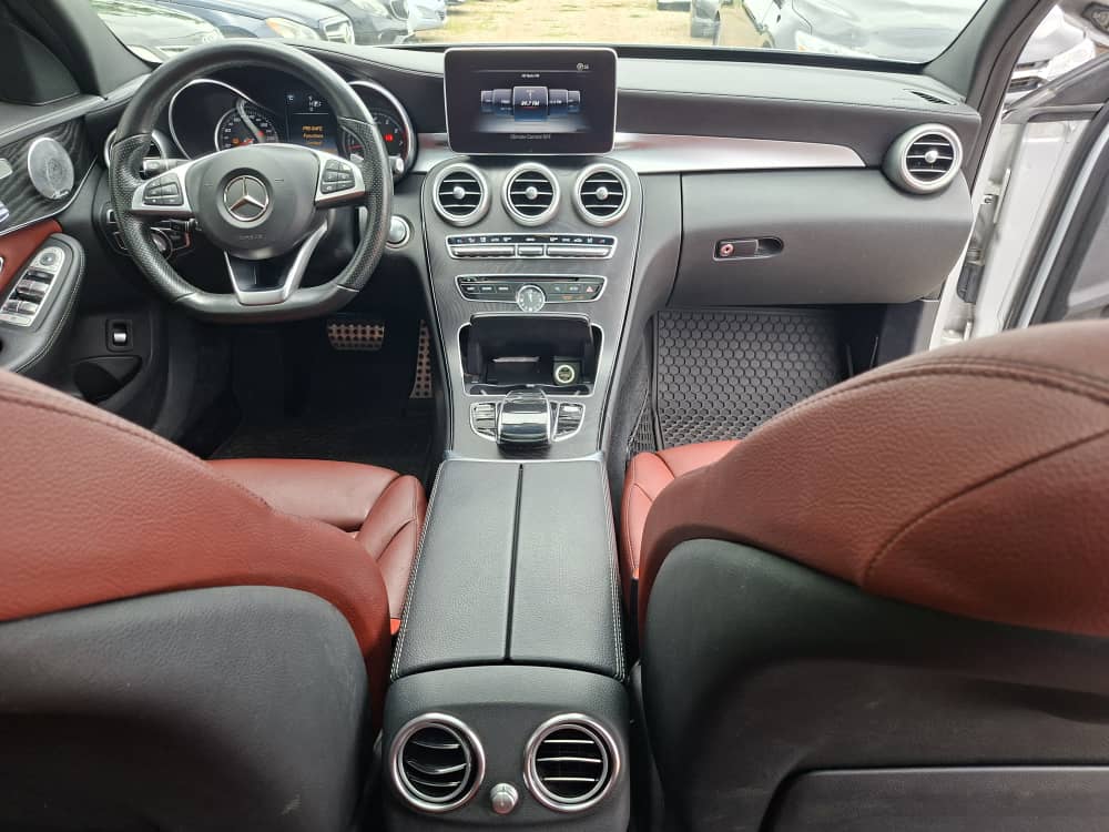 
								Super clean and accident free 2016 Mercedes-Benz c400 full otpion in topnotch condition selling for 36m Abuja-Deal full									