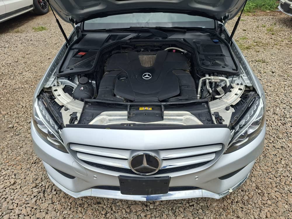 
								Super clean and accident free 2016 Mercedes-Benz c400 full otpion in topnotch condition selling for 36m Abuja-Deal full									