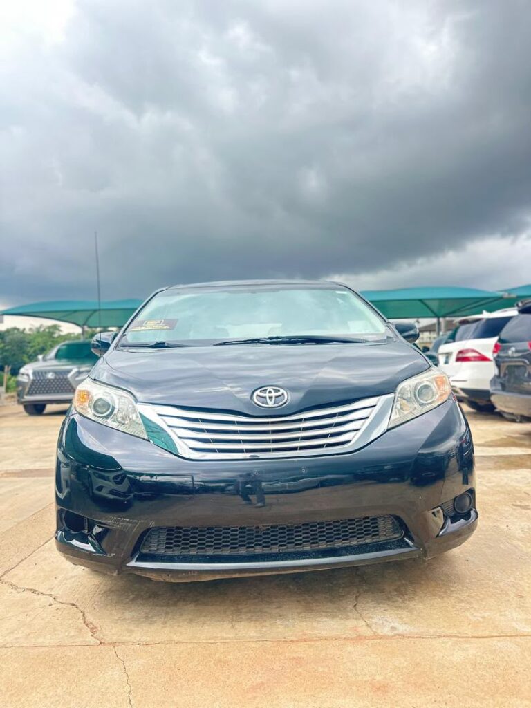 Distress Sell Foreign Used Toyota Sienna LE for just 12.5M Abuja