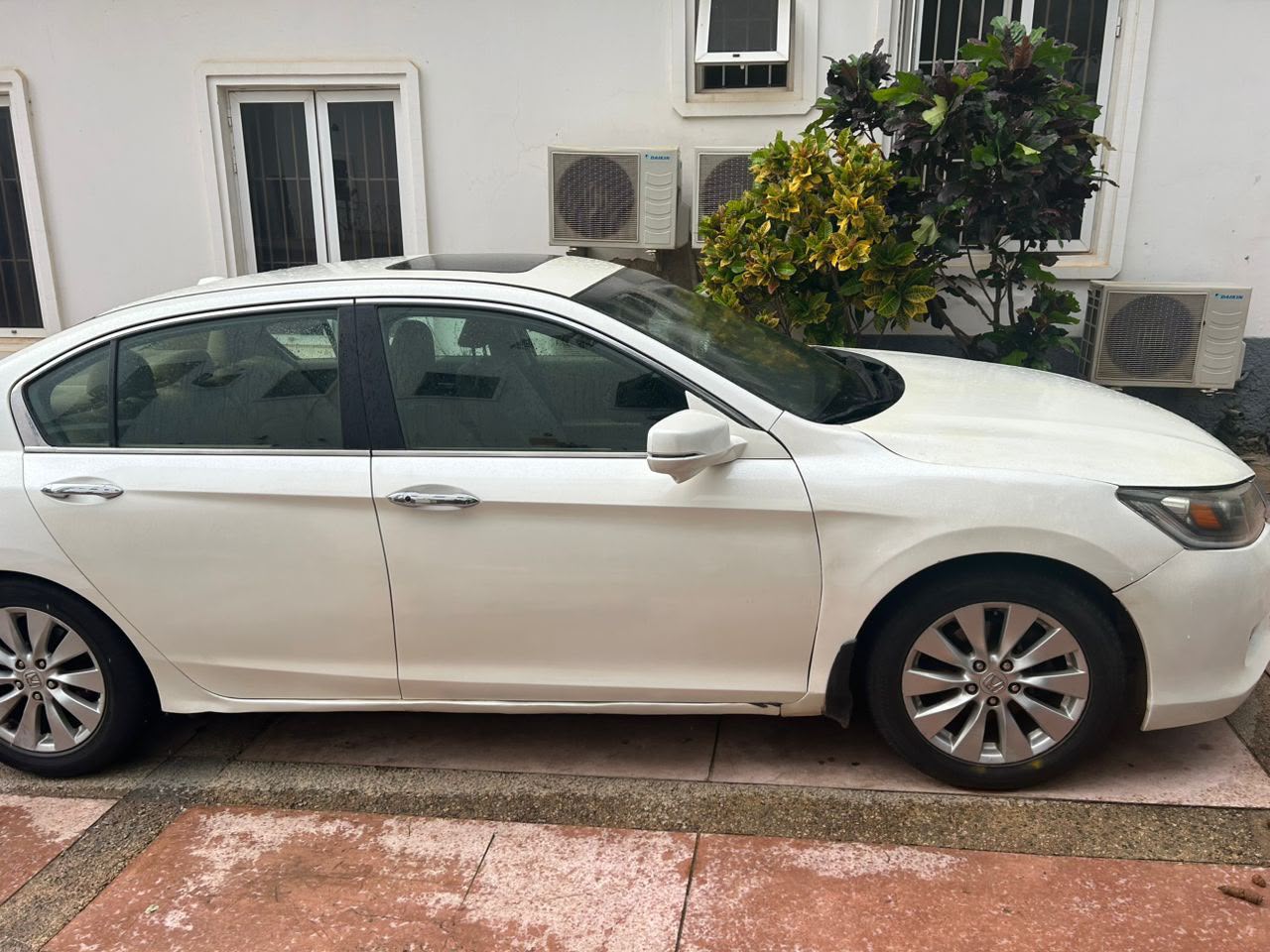 
								Very clean Honda accord 2013 is available price 9.5 inspection by tomorrow full									