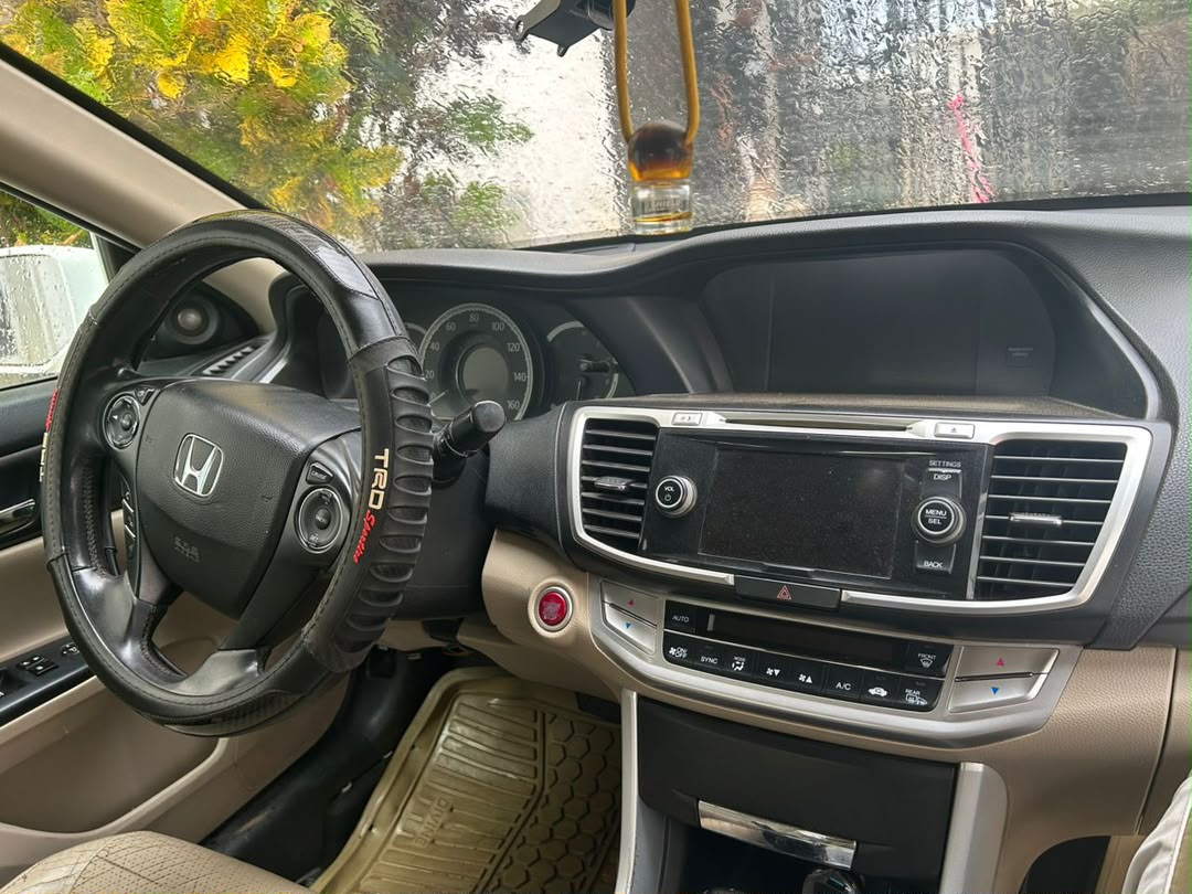 
								Very clean Honda accord 2013 is available price 9.5 inspection by tomorrow full									