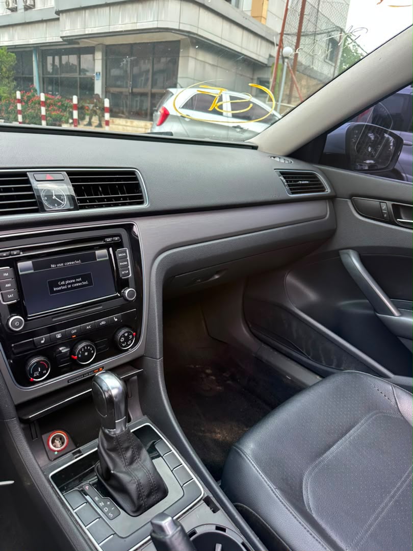 
								2014 direct Belgium  Passat distress price of  7.5M  Buy and drive  Accident free Clean title full									