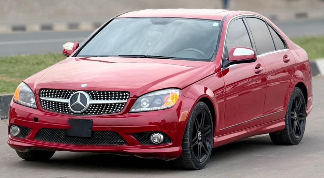
								FOREIGN USED 2008 MERCEDES-BENZ C350 IN PRISTINE CONDITION WITH NOTHING TO FIX GOING FOR 9.8M ABUJA DEAL full									