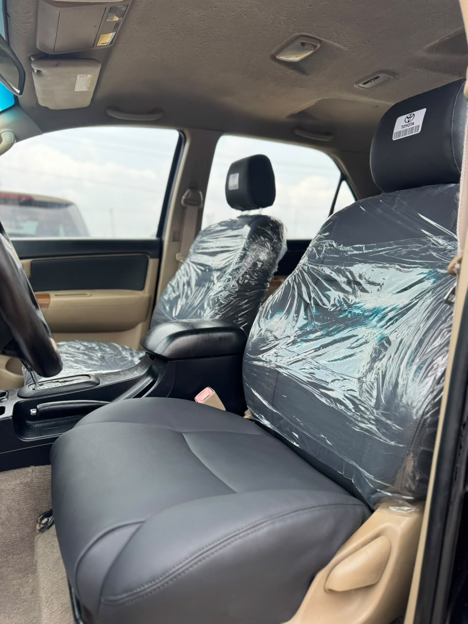 
								Belgium grade 2015 Toyota FORTUNER   UNTAMPERED ENGINE AND GEAR  AC MOSCOW STANDARD  CLEAN INTERIOR WITH NEW BLACK SEATS GOING FOR 17m  ABUJA deal full									