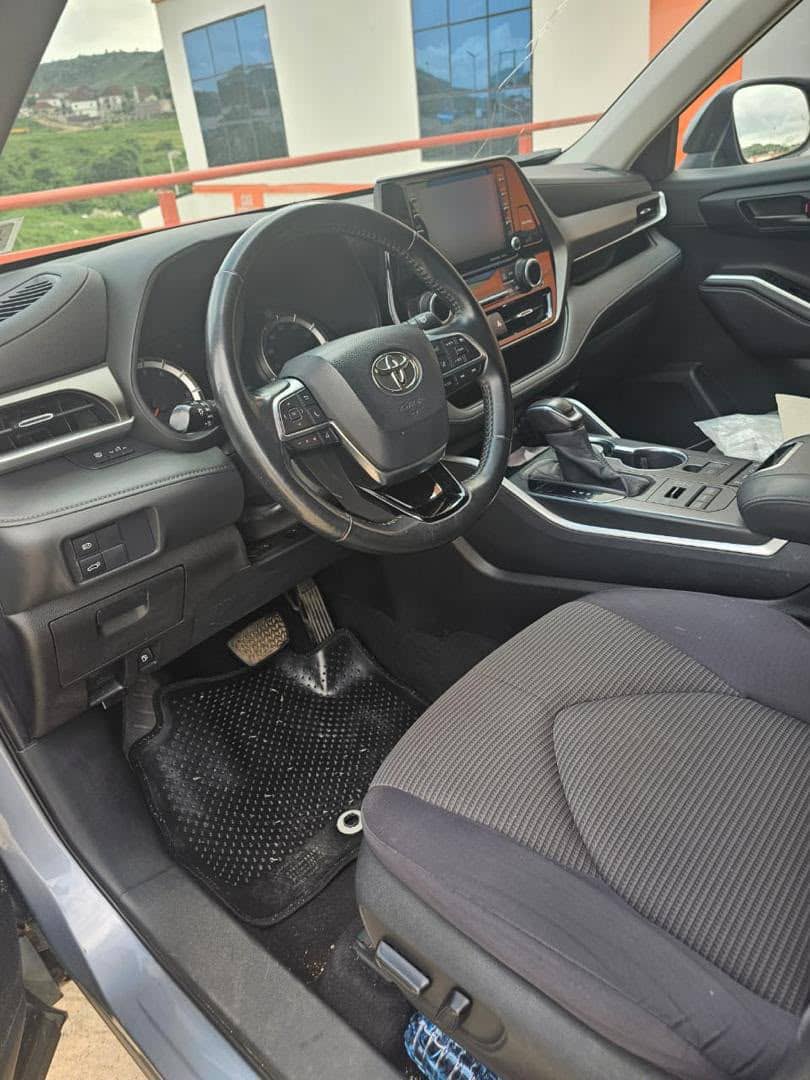 
								Distress alert guys Toyota Highlander jeep 2023, distress sell money needed very fast with original duty location Abuja owners house🏡 price 30m last buyer settles 1m full									