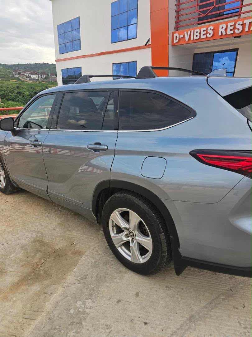 
								Distress sell at owner House Toyota Highlander 2023, money needed very fast with  duty 33m  Abuja full									