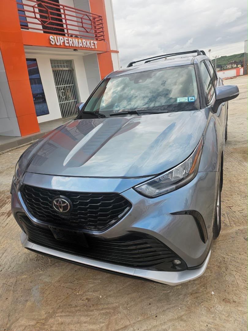 
								Distress sell at owner House Toyota Highlander 2023, money needed very fast with  duty 33m  Abuja full									