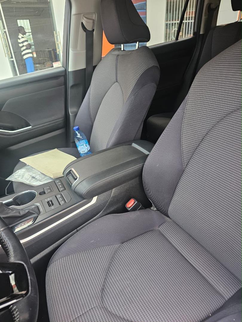 
								Distress sell at owner House Toyota Highlander 2023, money needed very fast with  duty 33m  Abuja full									