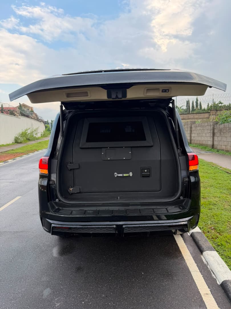 
								Toyota Land Cruiser BULLETPROOF 2022/2023 Model with papers  📍Pkrice N225m net Abuja deal full									