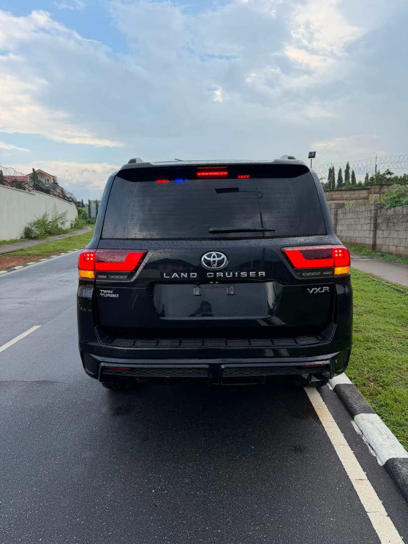 
								Toyota Land Cruiser BULLETPROOF 2022/2023 Model with papers  📍Pkrice N225m net Abuja deal full									