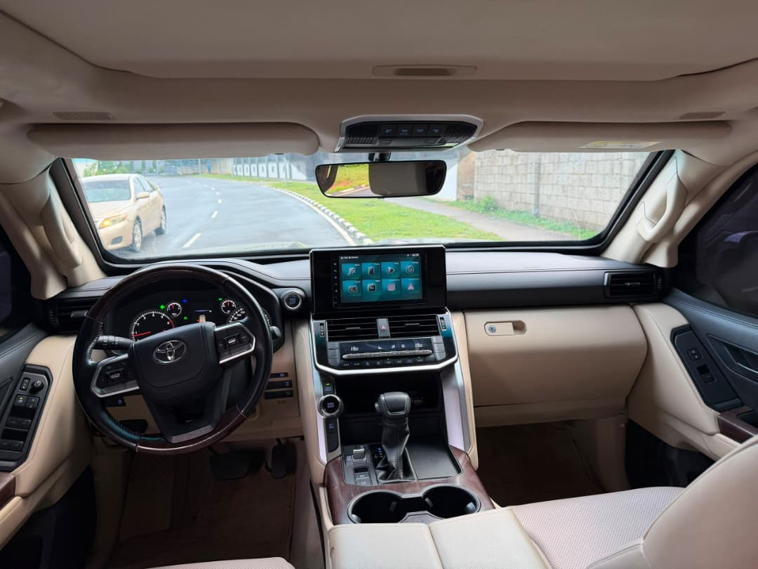 
								Toyota Land Cruiser BULLETPROOF 2022/2023 Model with papers  📍Pkrice N225m net Abuja deal full									