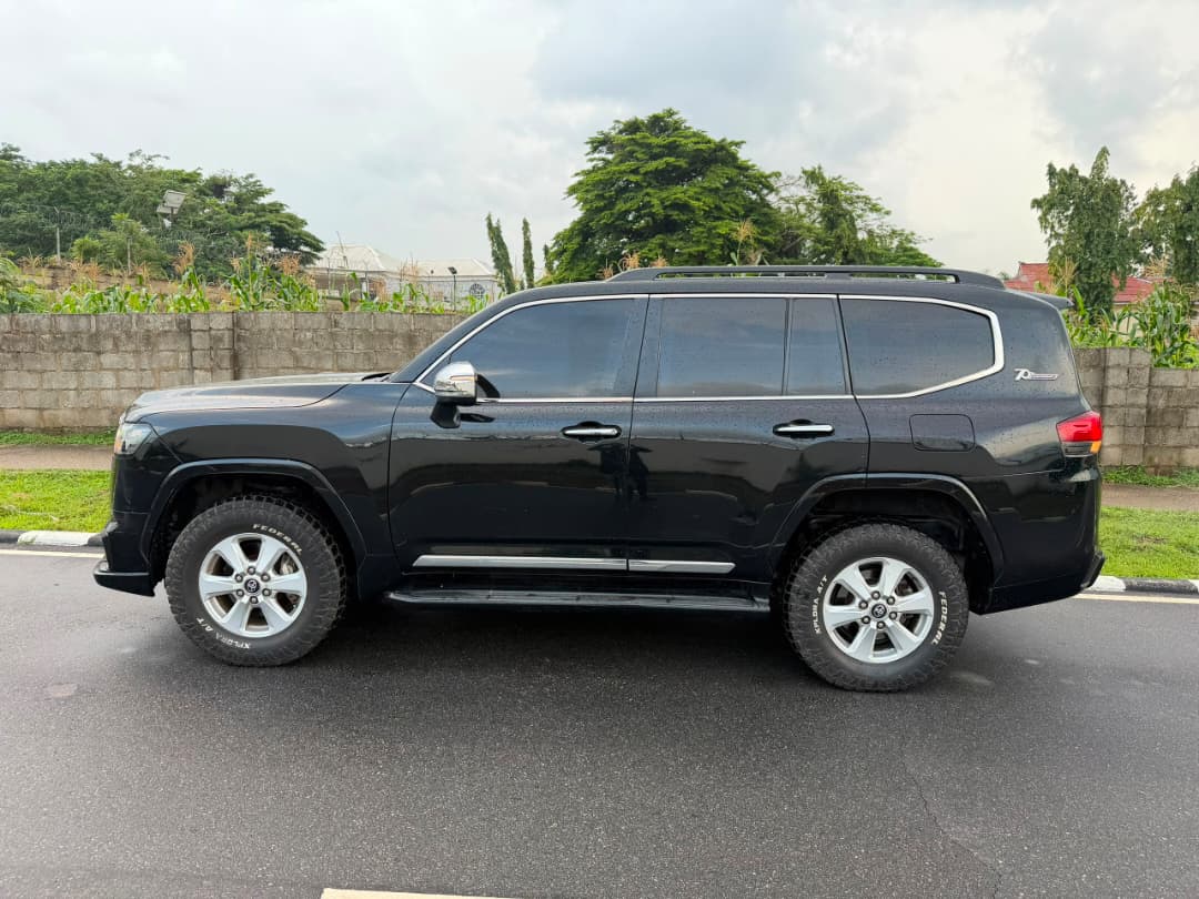 
								Toyota Land Cruiser BULLETPROOF 2022/2023 Model with papers  📍Pkrice N225m net Abuja deal full									
