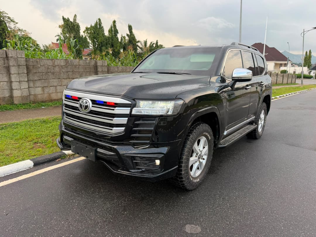 
								Toyota Land Cruiser BULLETPROOF 2022/2023 Model with papers  📍Pkrice N225m net Abuja deal full									