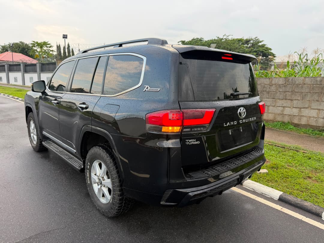
								Toyota Land Cruiser BULLETPROOF 2022/2023 Model with papers  📍Pkrice N225m net Abuja deal full									