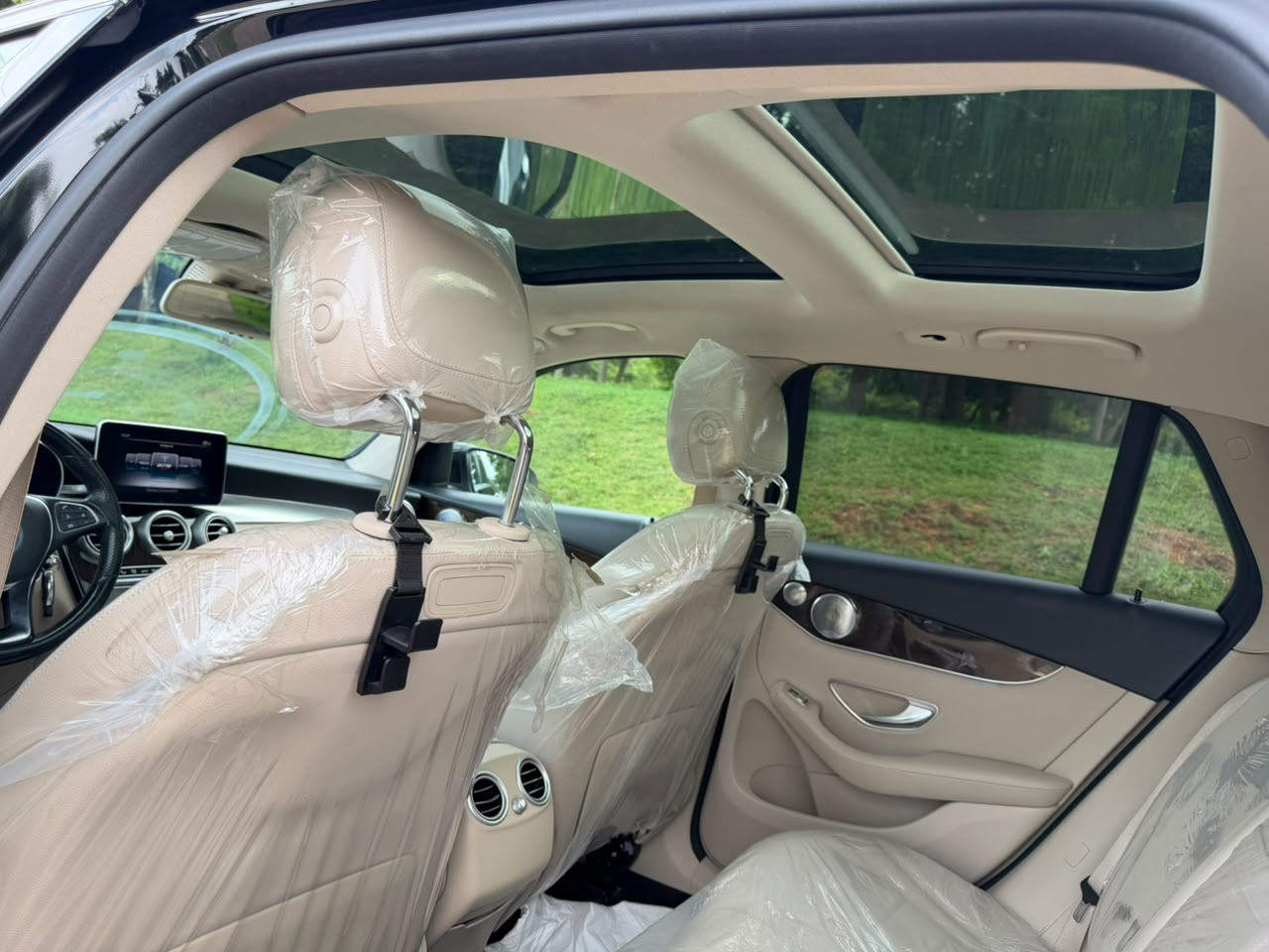
								LUXURY MEET PERFORMANCE🚘  FOREIGN USED 2018 GLC300 BENZ-redefined, powerful and classy   PRICE; 37M OnLy💰   A perfect SUV for someone who wants comfort, presence and Mercedes-Benz quality. 🖤  AbuJa LoKaTioN full									