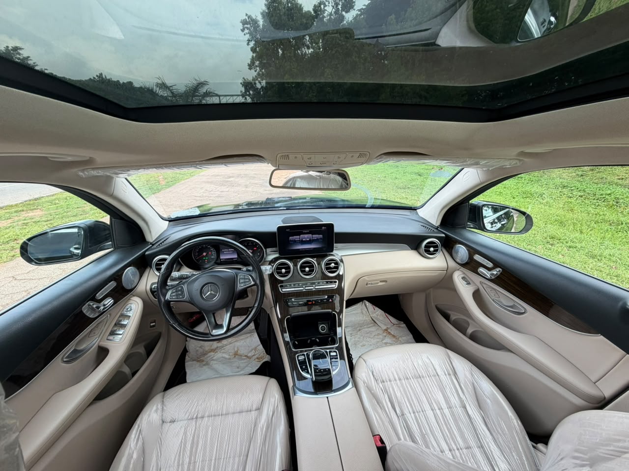 
								LUXURY MEET PERFORMANCE🚘  FOREIGN USED 2018 GLC300 BENZ-redefined, powerful and classy   PRICE; 37M OnLy💰   A perfect SUV for someone who wants comfort, presence and Mercedes-Benz quality. 🖤  AbuJa LoKaTioN full									