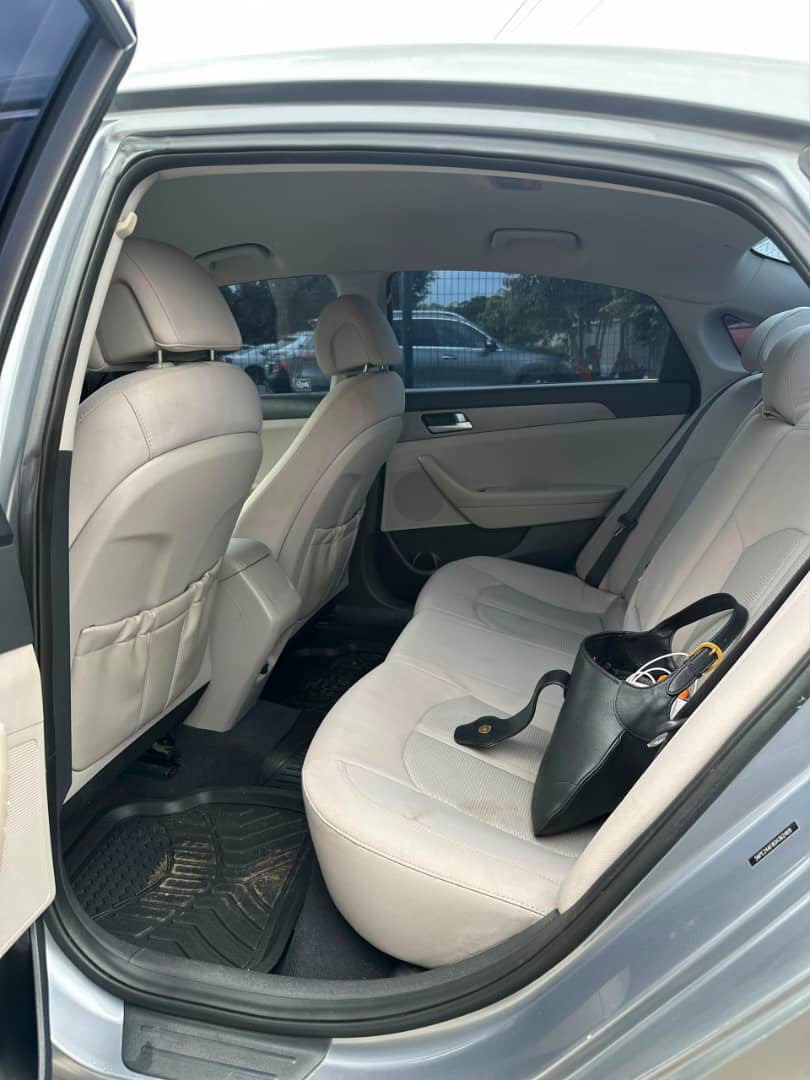 
								On Distress  Extremely clean used Hyundai sonata 2016 for 9.8m Abuja full									
