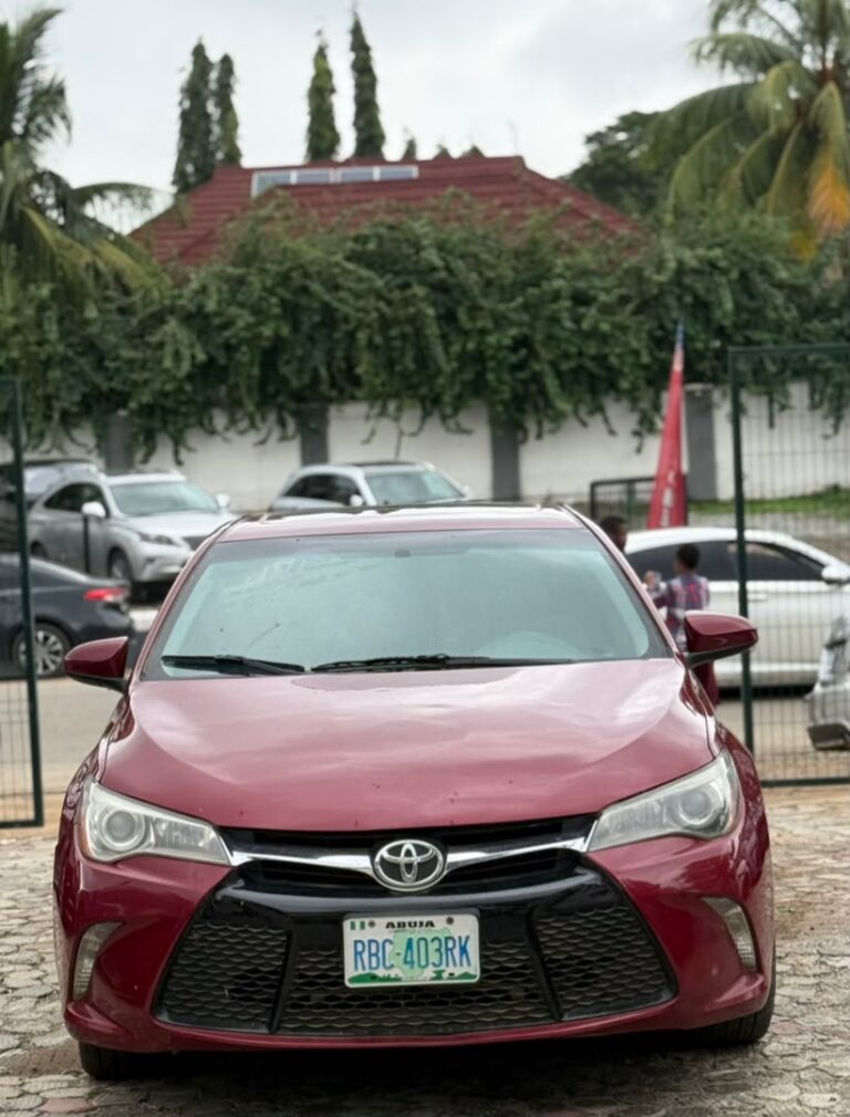 NIGERIAN USED TOYOTA CAMRY 2015.   everything working perfectly.   BUY AND DRIVE.   💰 12 M  📍Abuja  🚨 Hurry before SOLD!