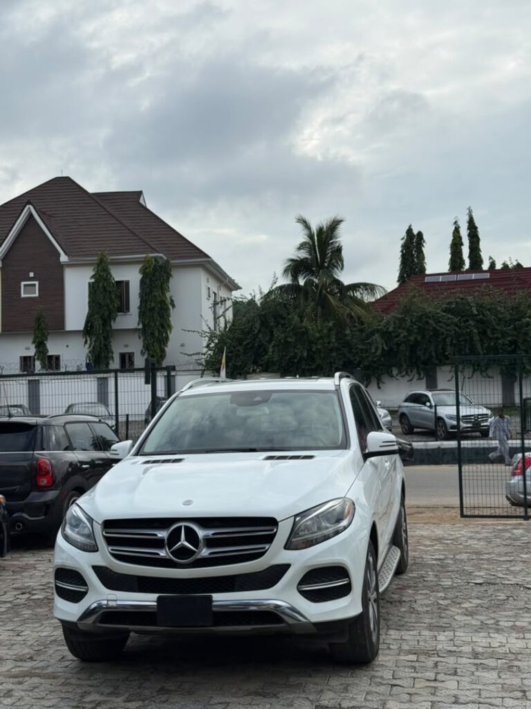 FEW MONTHS USED MERCEDES BENZ GLE350 2016.   Sunroof, push to start, everything working perfectly.   BUY AND DRIVE.   💰 23 M  📍Abuja  🚨 Hurry before SOLD!