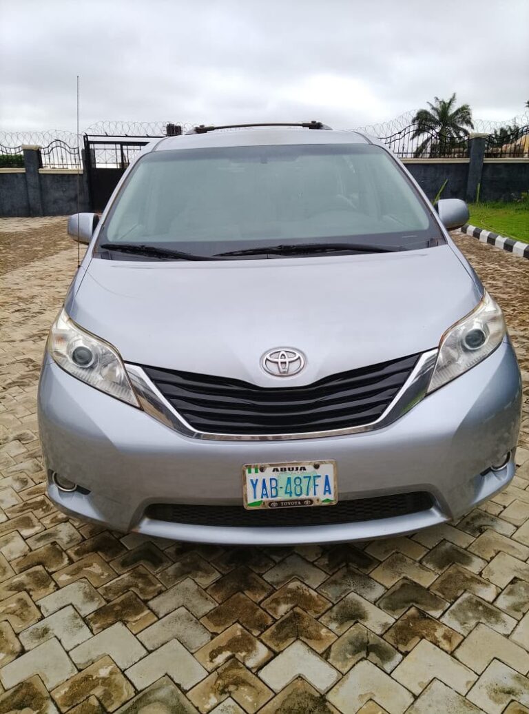 Distress few months used 2012 sienna  @11.5m Everything is working Location Abuja. a