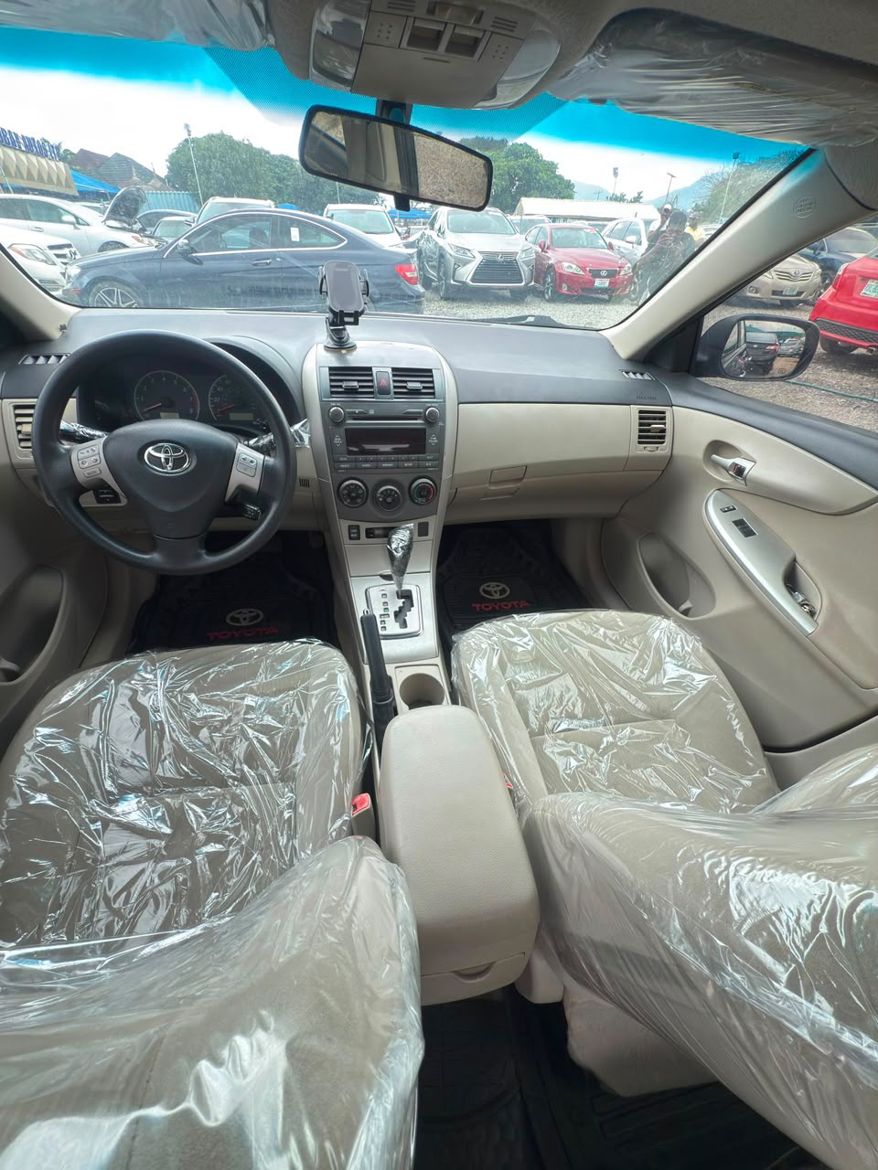 
								Distress!!! 2012 Toyota Corolla With Open roof and Original Custom duty N10.2million Naira Only full									