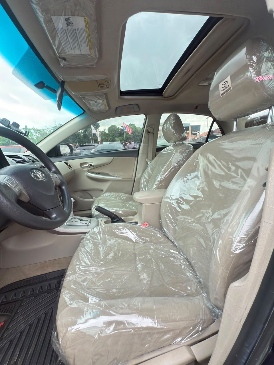 
								Distress!!! 2012 Toyota Corolla With Open roof and Original Custom duty N10.2million Naira Only full									