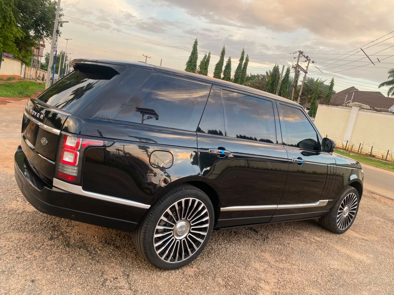 
								2015 RANGE ROVER AUTOBIOGRAPHY 🔥 Belgium Standard 🇧🇪 • Black Leather • Full Option  💰 ₦30M Asking 📍 Kaduna — Abuja delivery for serious buyer 🚨 full									