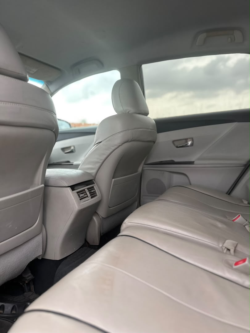 
								Giveaway Deal‼️‼️‼️ Carefully Used V6 2011/12 Toyota Venza (AWD) car is in pristine condition (Reverse Cam, Keyless, Power Boot, Android Screen & More) with duty going for just 9.5m Net with me Lugbe Abuja📍 ZERO CHAIN DEAL full									