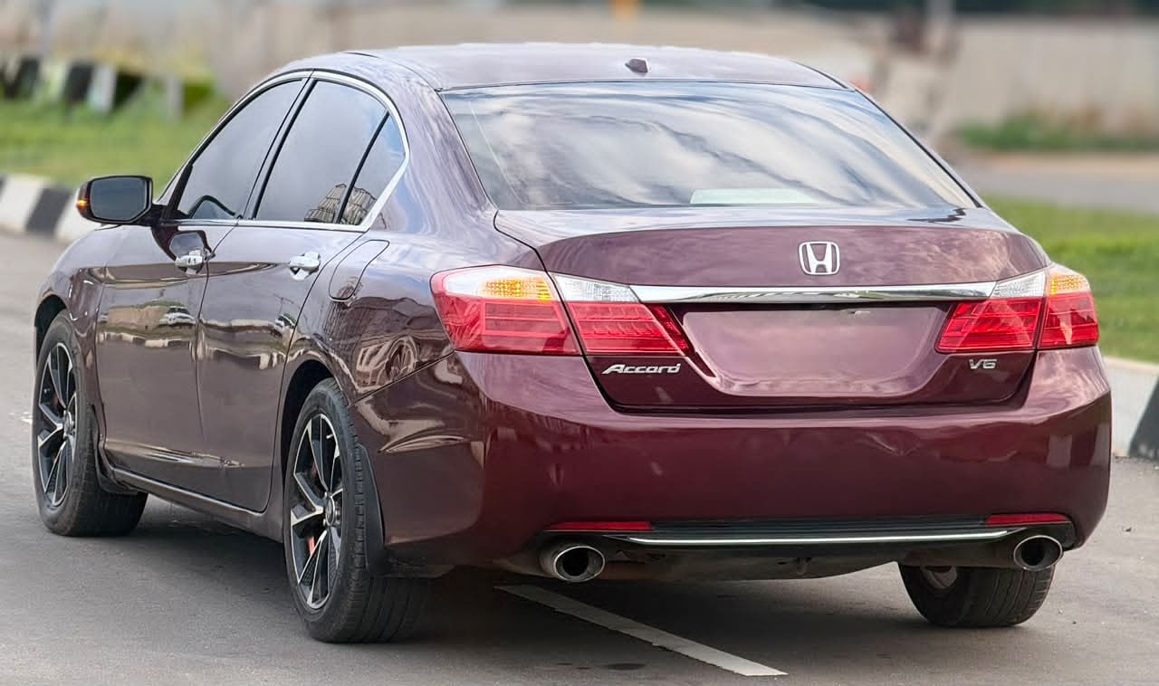 
								NEATLY USED 2014 HONDA ACCORD EX-L IN PRISTINE CONDITION NOTHING TO FIX WITH PROPER DOCUMENTATION UNTAMPERED SYSTEM GOING FOR 9.8M ABUJA DEAL full									